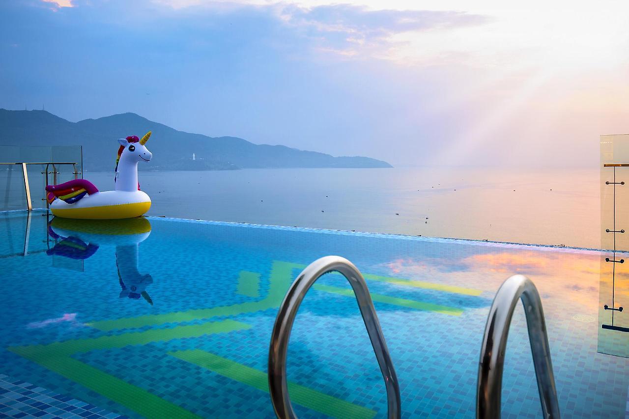 Maximilan Danang Beach Hotel Екстер'єр фото