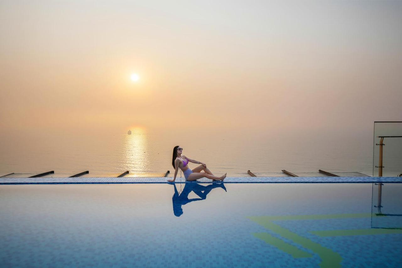 Maximilan Danang Beach Hotel Екстер'єр фото
