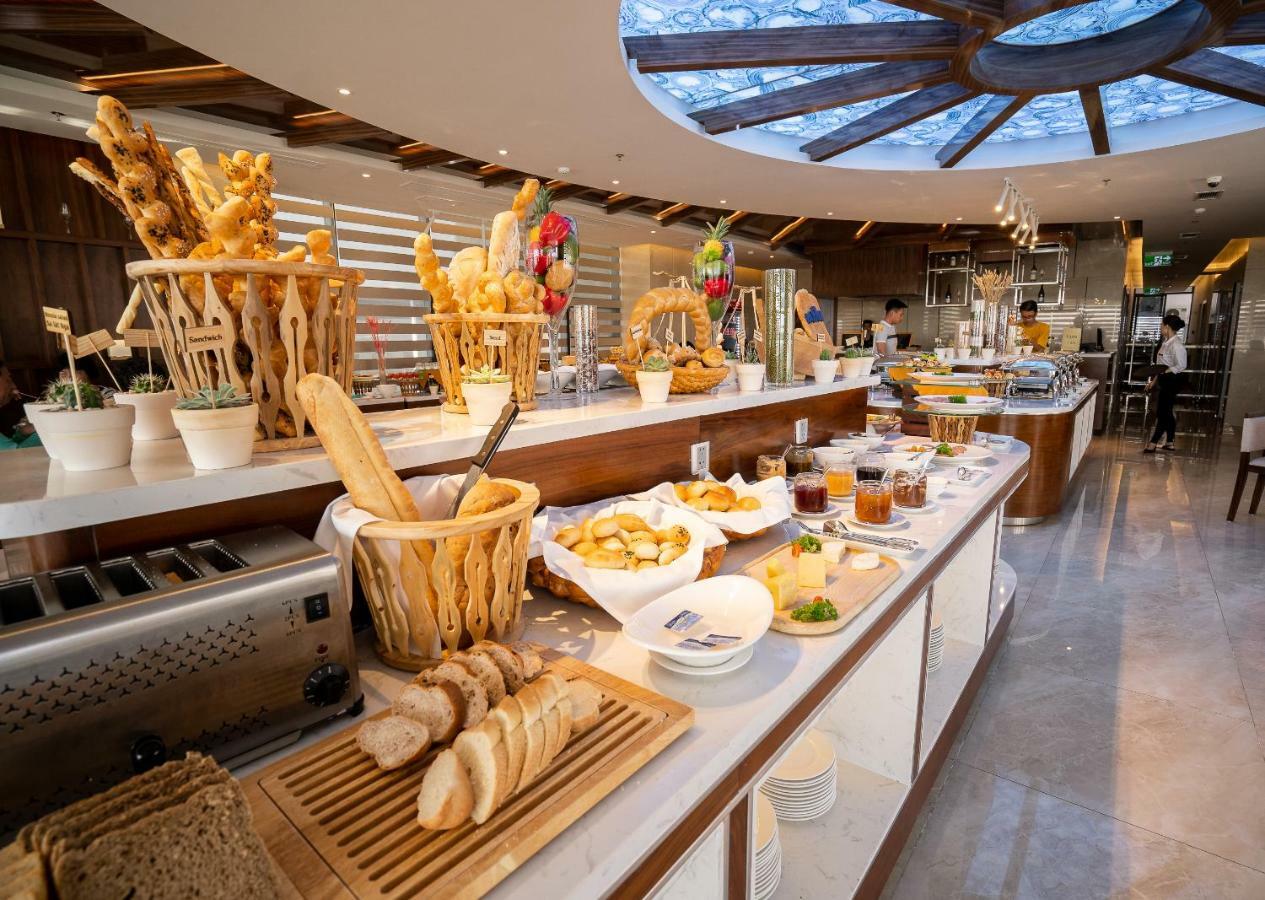 Maximilan Danang Beach Hotel Екстер'єр фото